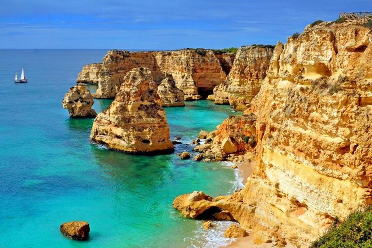 pantai dengan bebatuan dan perahu di dalam air