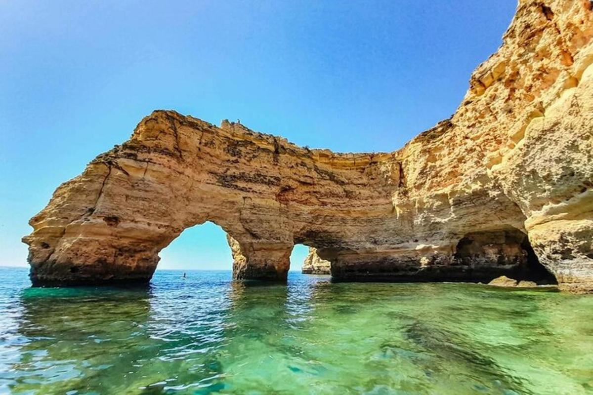 um arco em uma formação rochosa na água