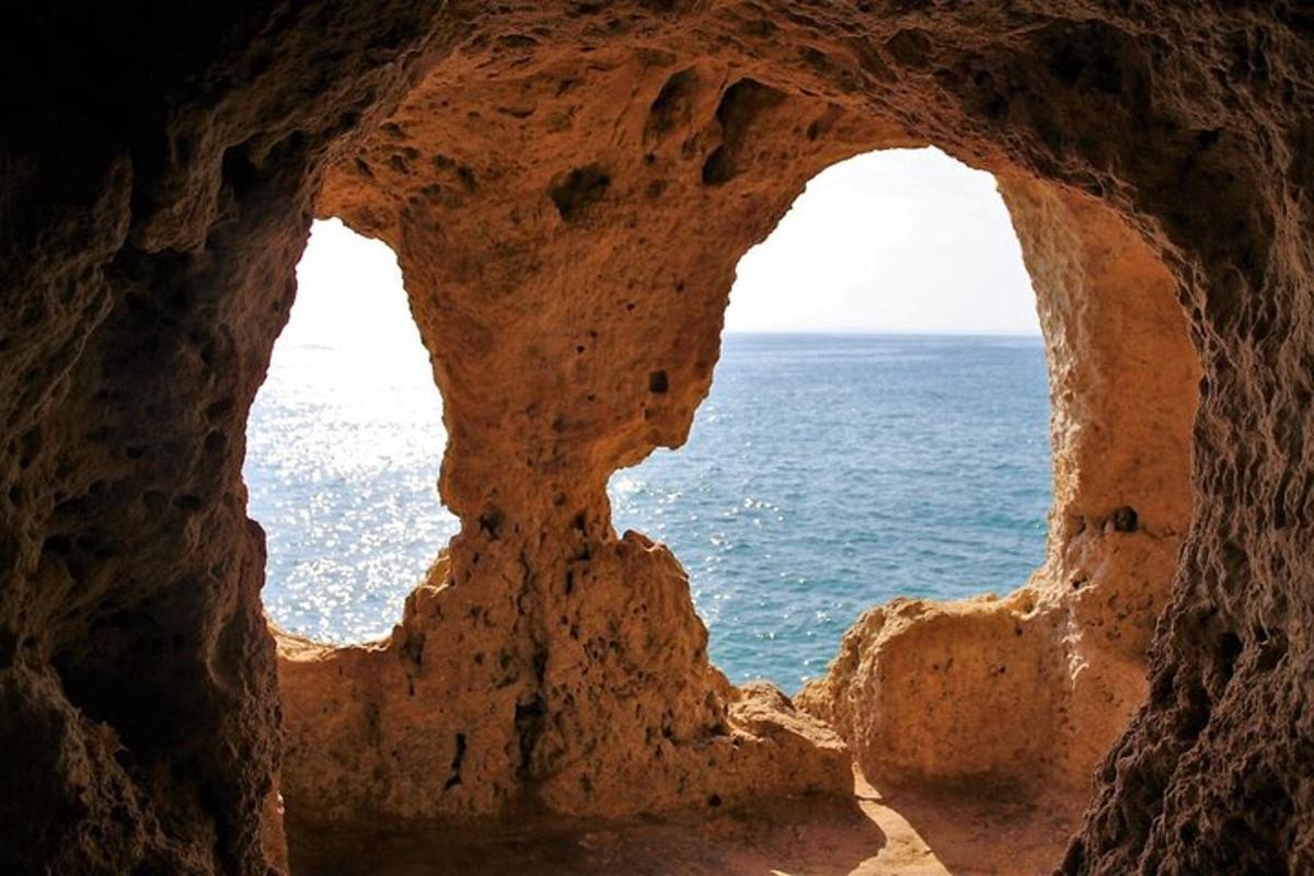 uma vista do oceano através de uma janela de pedra