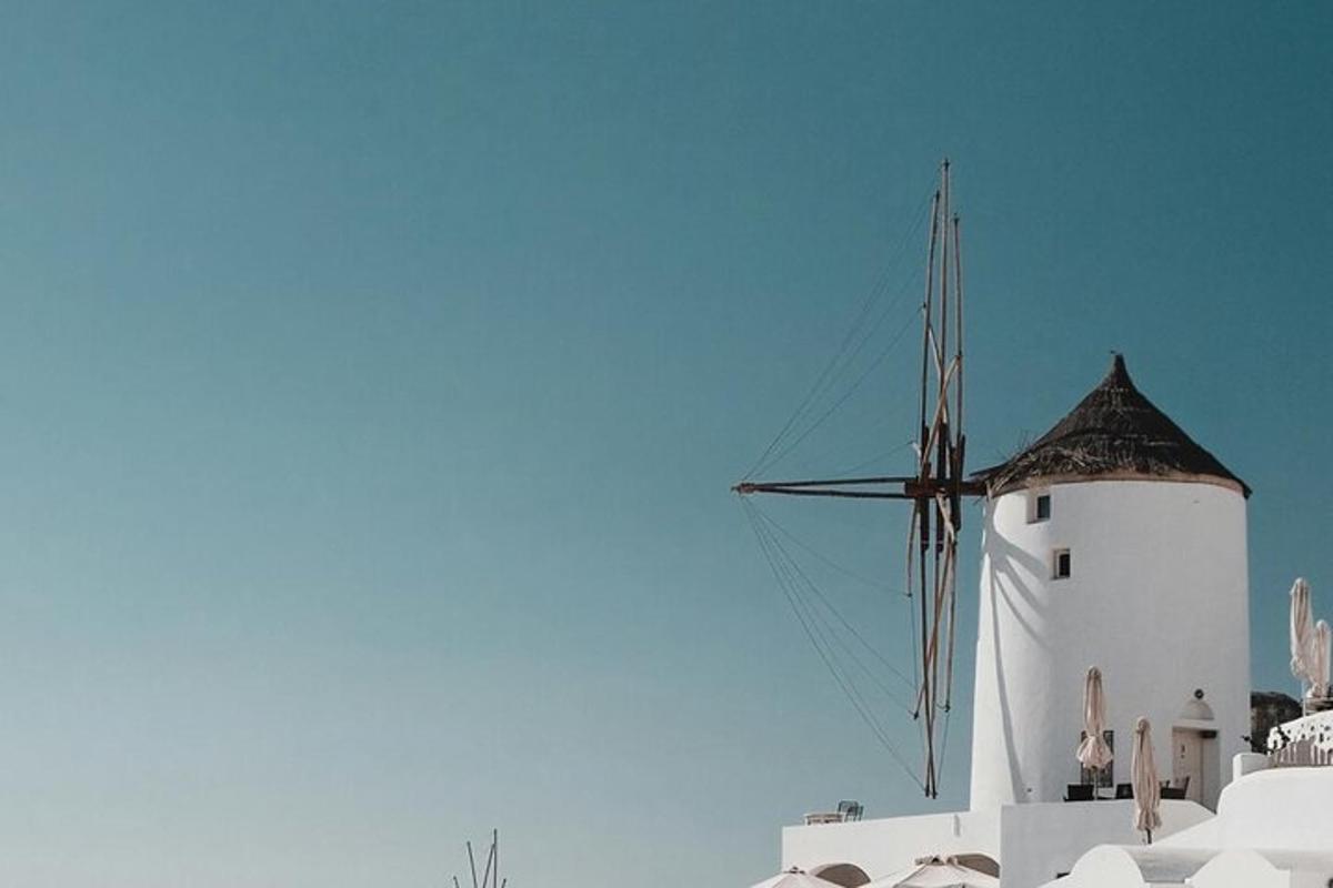 un mulino a vento in cima a un edificio bianco