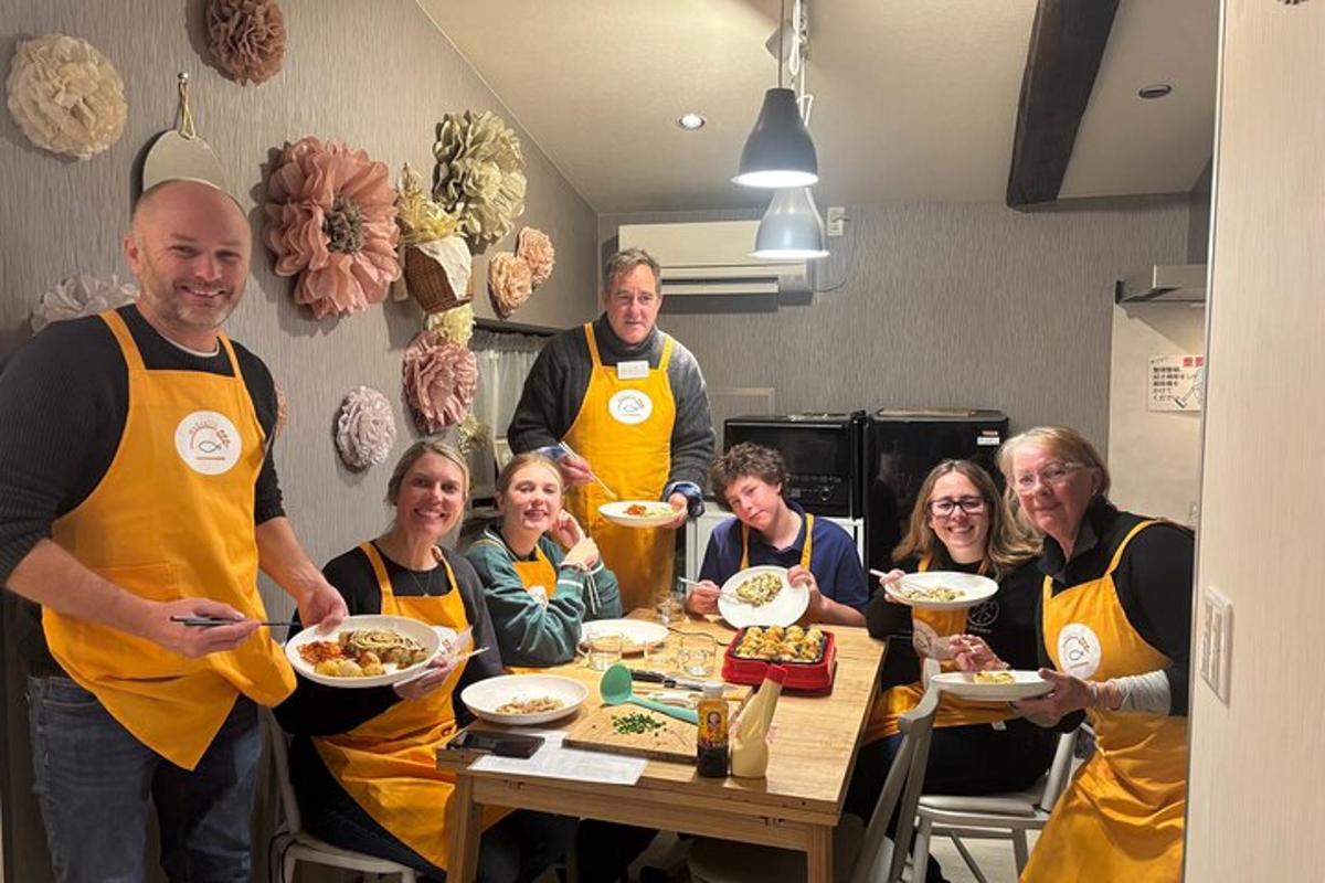 un grup de persones a la cuina preparant menjar