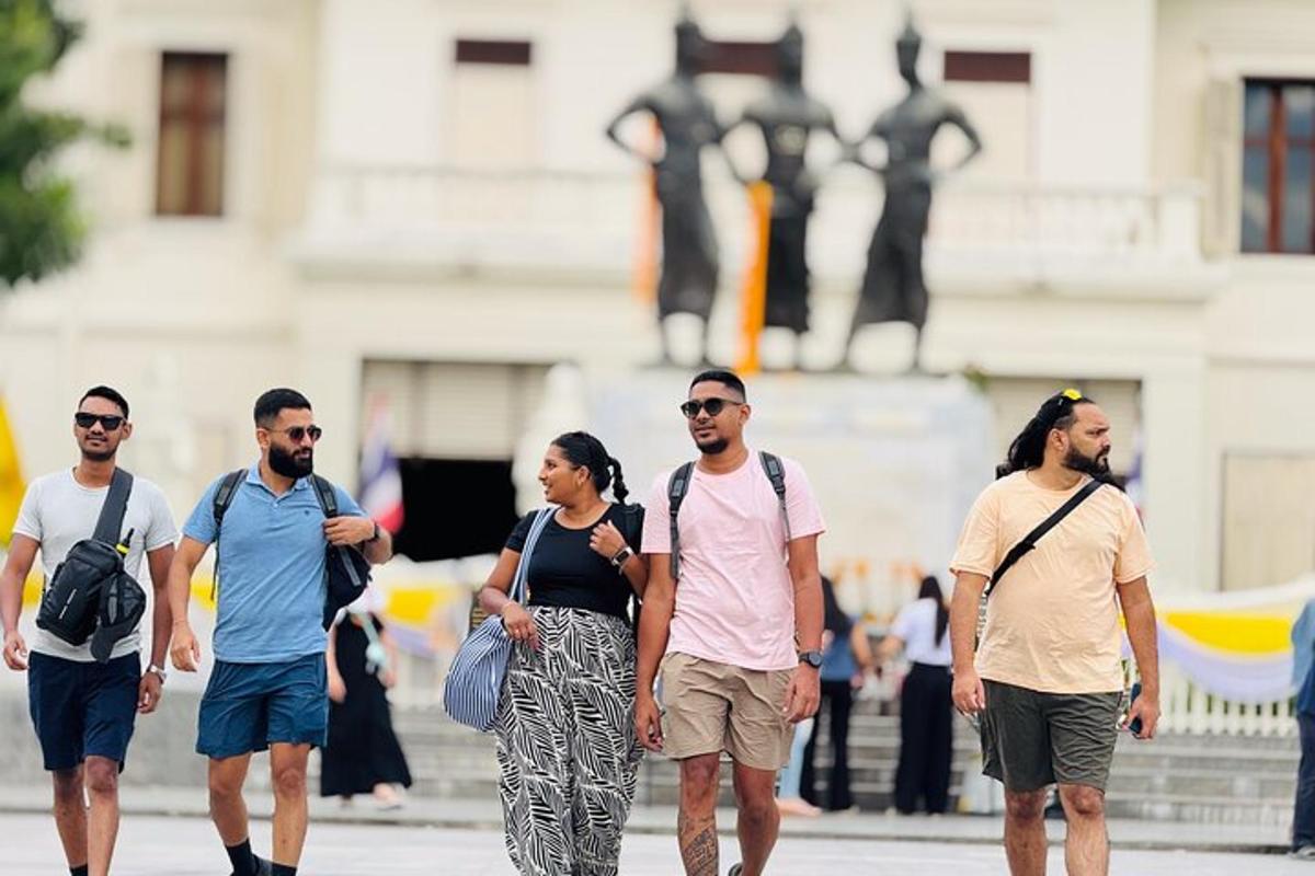 skupina lidí jdoucích po ulici