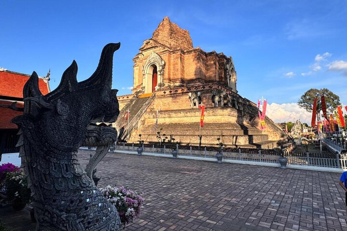 patung naga di depan sebuah gedung