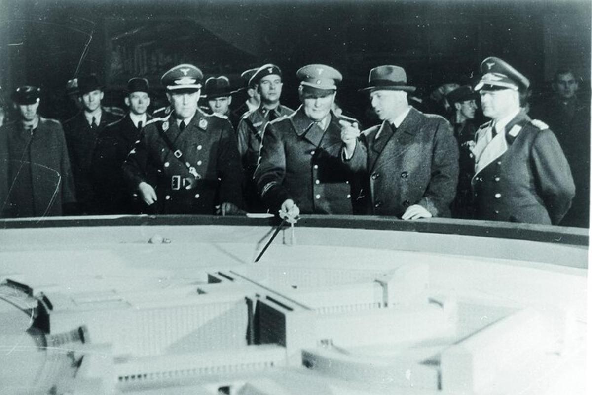 uma foto antiga de um grupo de homens uniformizados