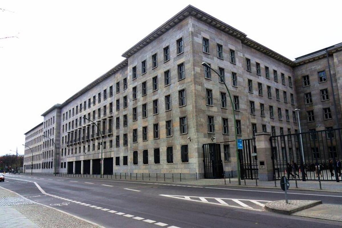 um grande edifício de pedra na lateral de uma rua