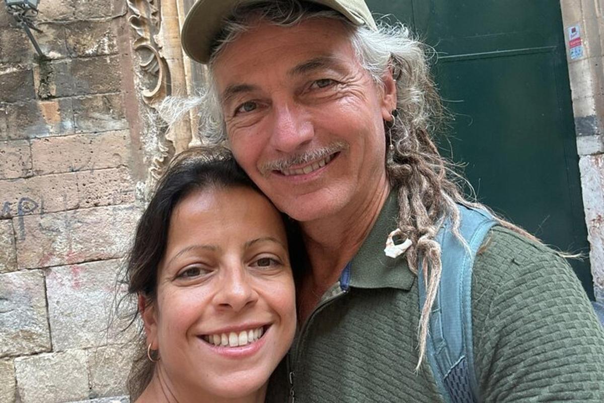 un uomo e una donna posano per una foto
