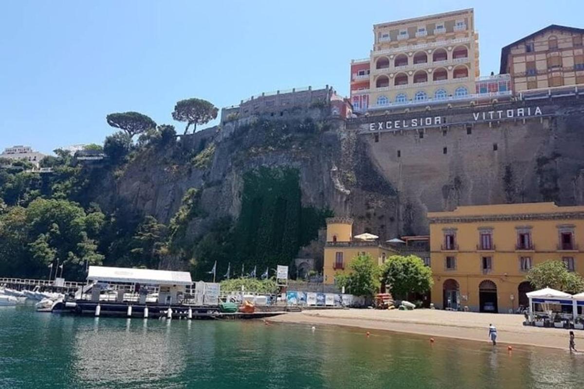 un edifici en una muntanya al costat d'una massa d'aigua