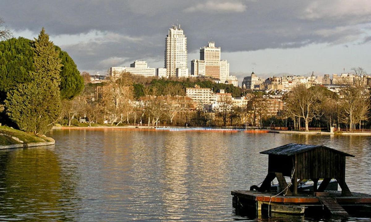 una barca con un tetto in mezzo a un lago