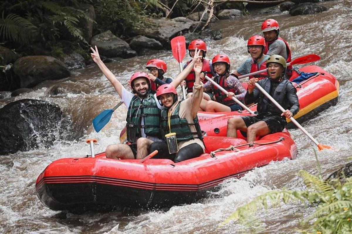eine Gruppe von Menschen in einem Floß auf einem Fluss