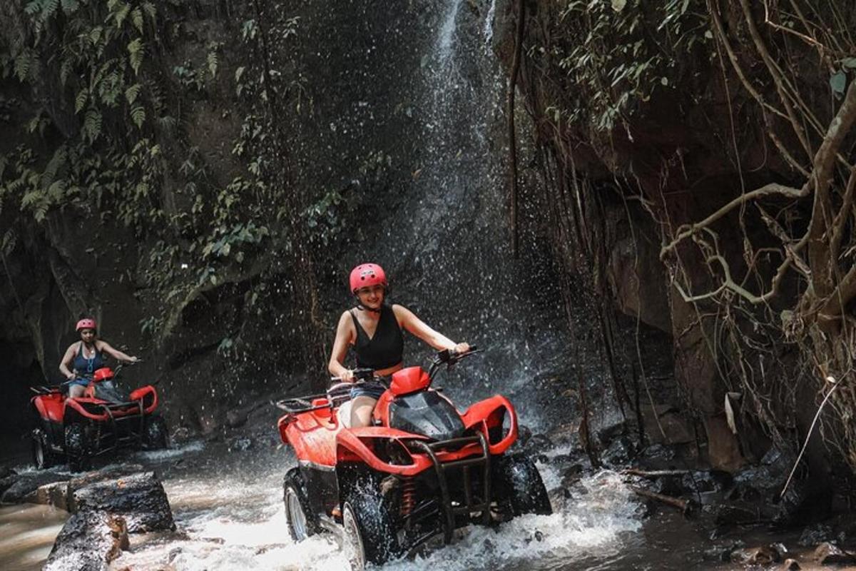 két ember ATV-n halad át a folyón