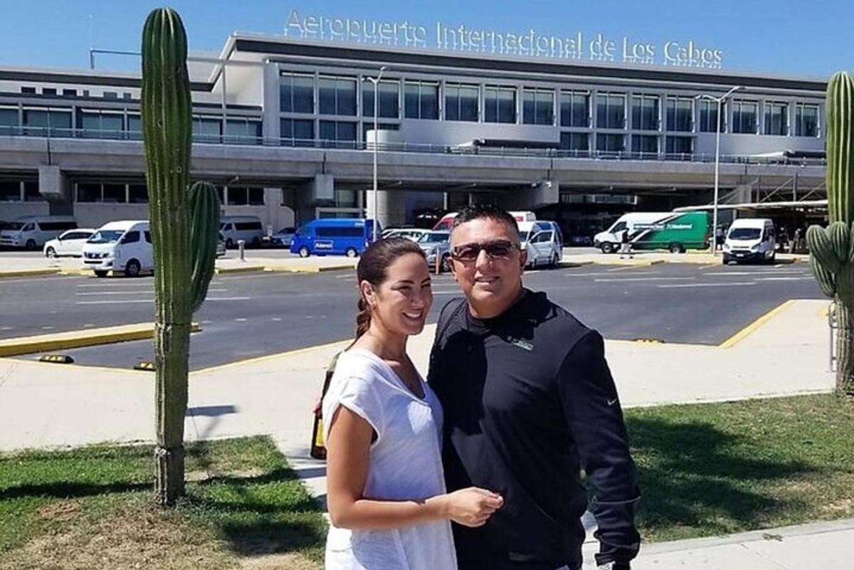 un uomo e una donna in piedi davanti a un edificio