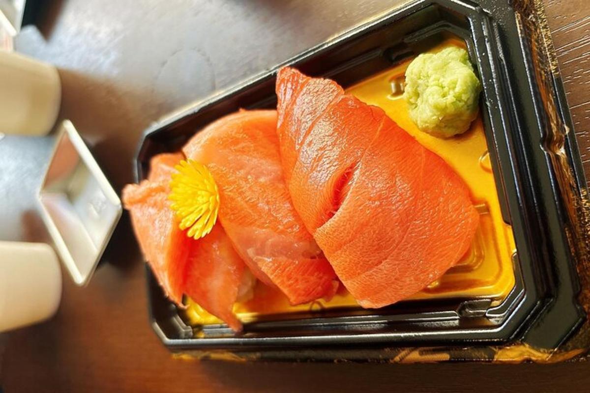 ein Tablett mit Essen mit Lachs und anderen Lebensmitteln