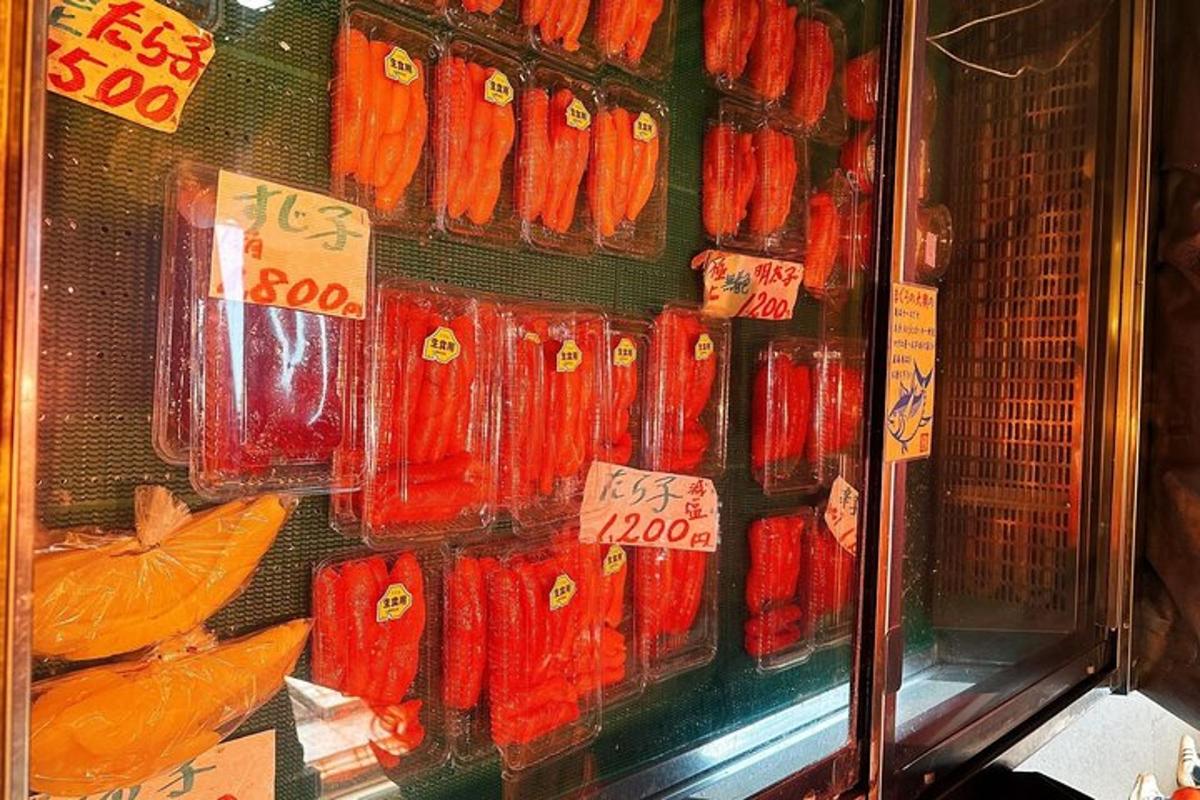 eine Vitrine in einem Geschäft mit vielen Hotdogs