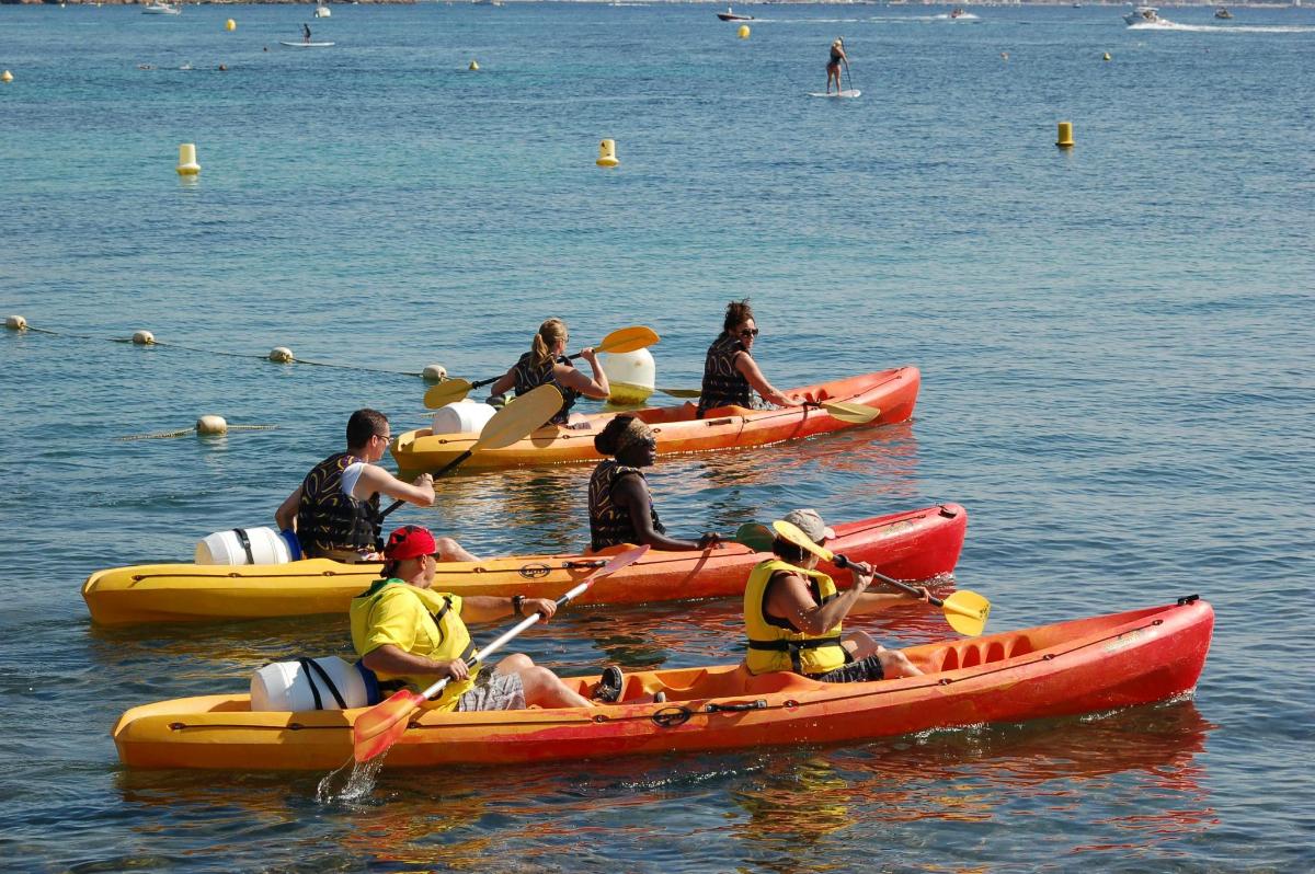Un grupo de personas en kayaks en el agua.