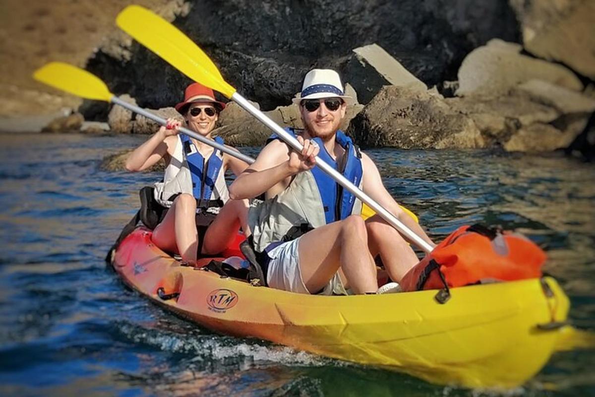 deux personnes dans un kayak jaune sur l'eau