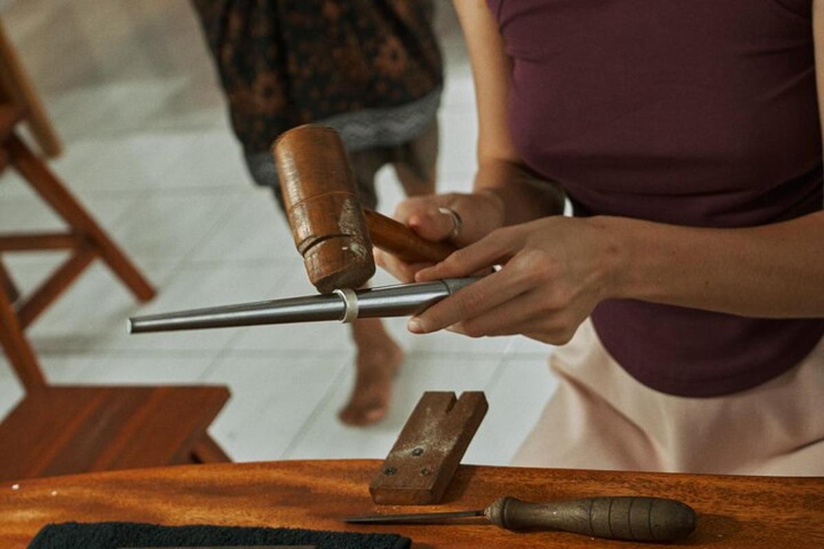 una donna tiene in mano un coltello su un tavolo