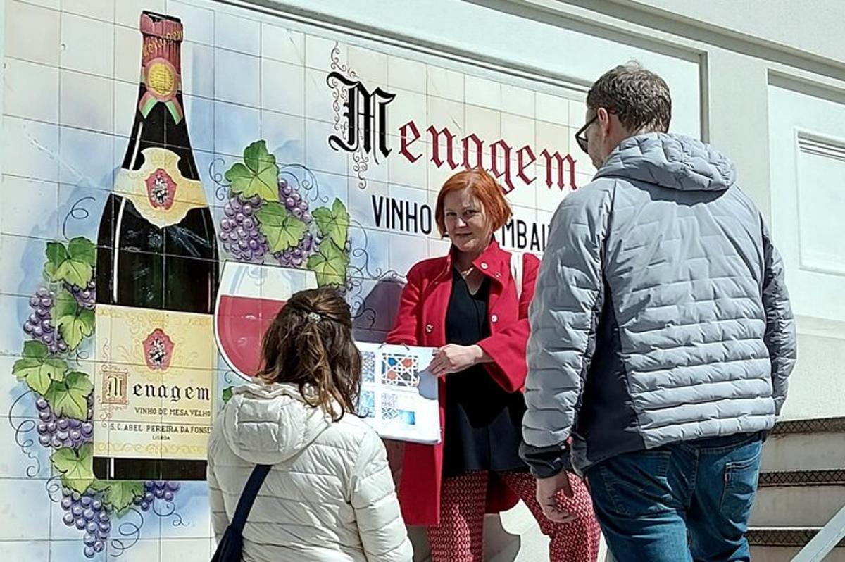 muž a žena stojící před vinnou cedulí