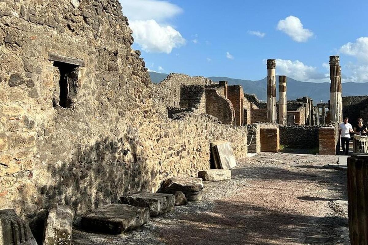un vecchio edificio in pietra con colonne in una città