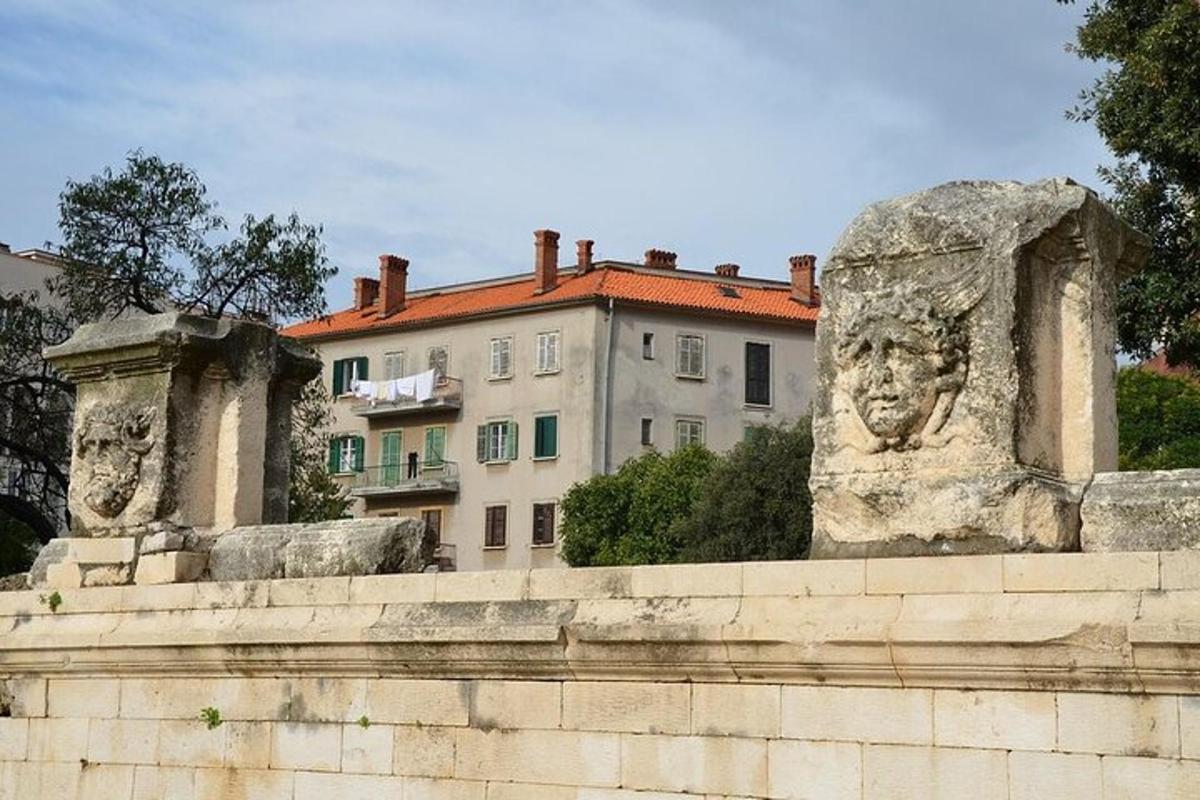 stavba s kipom pred zidom