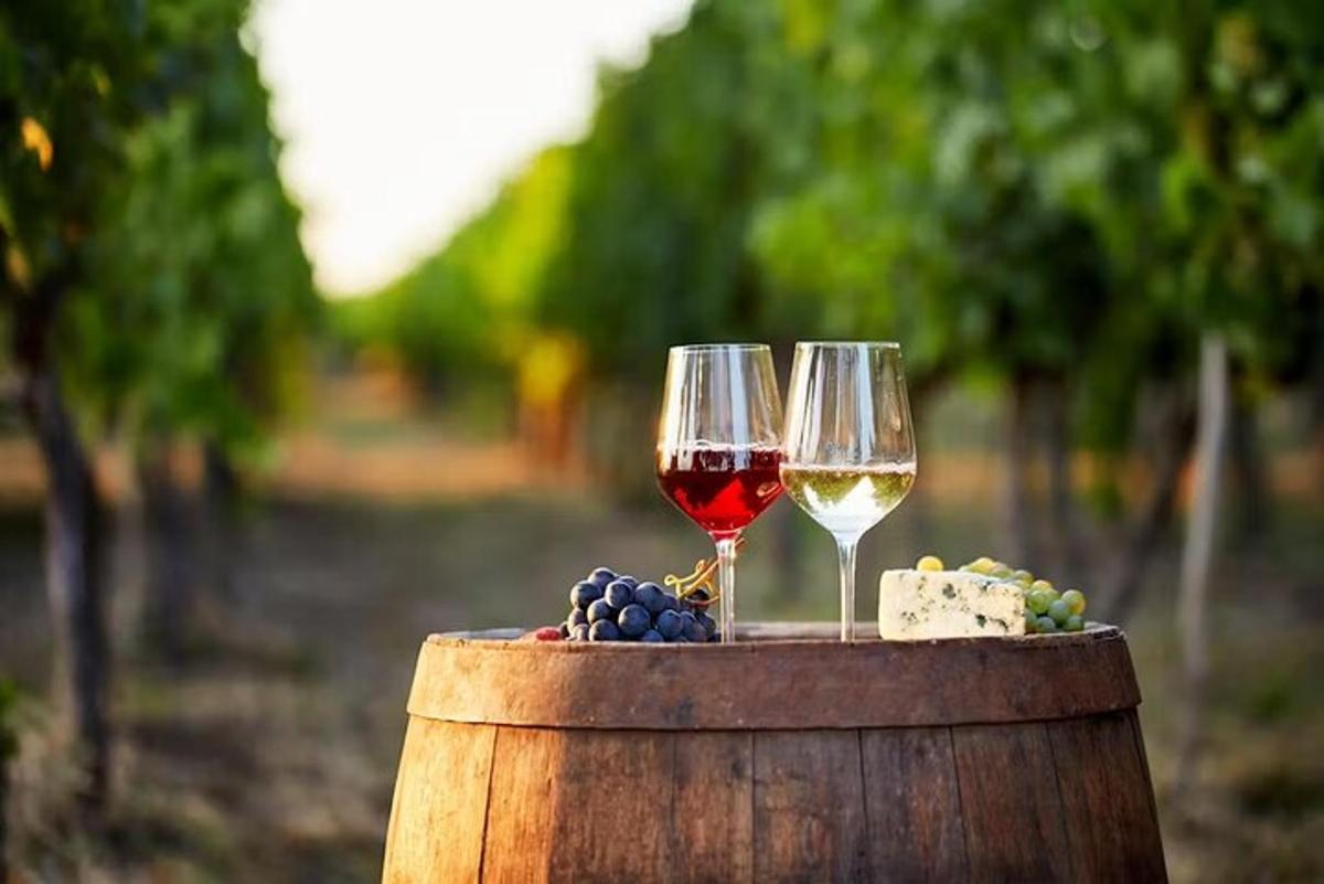 duas taças de vinho em cima de um barril