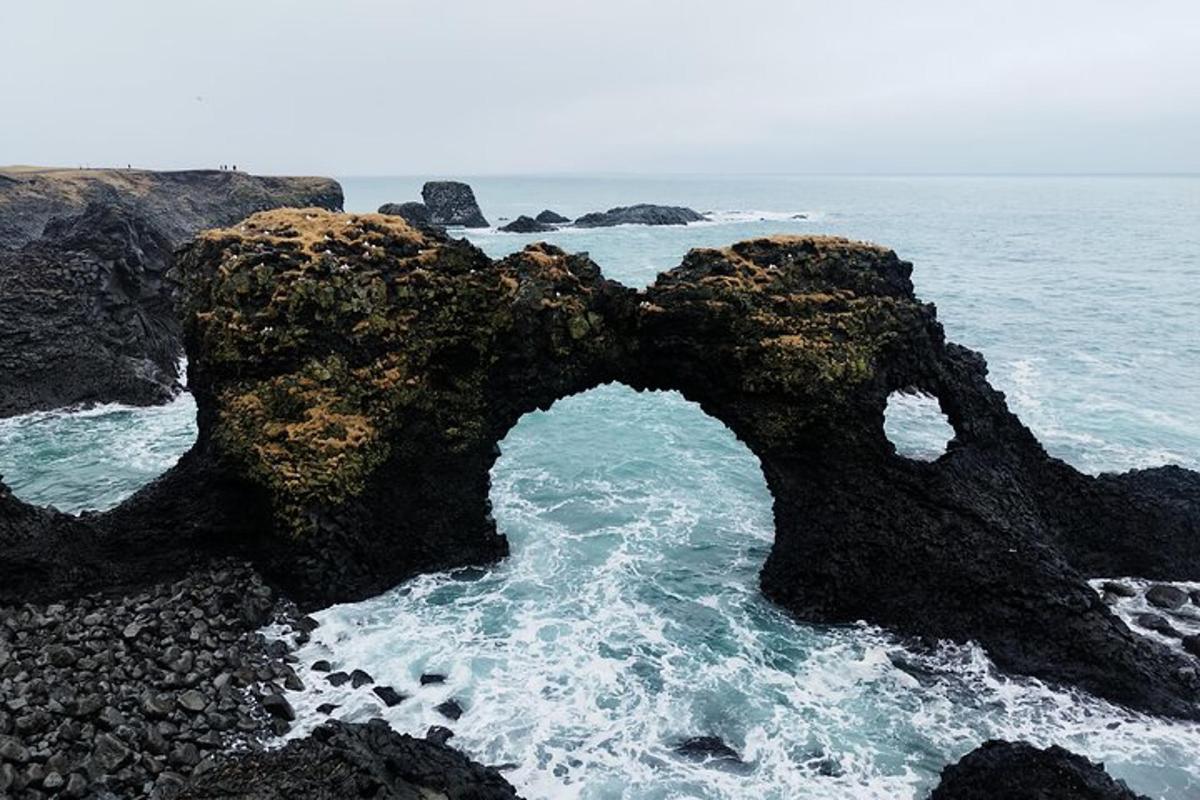 un arco en las rocas de la playa