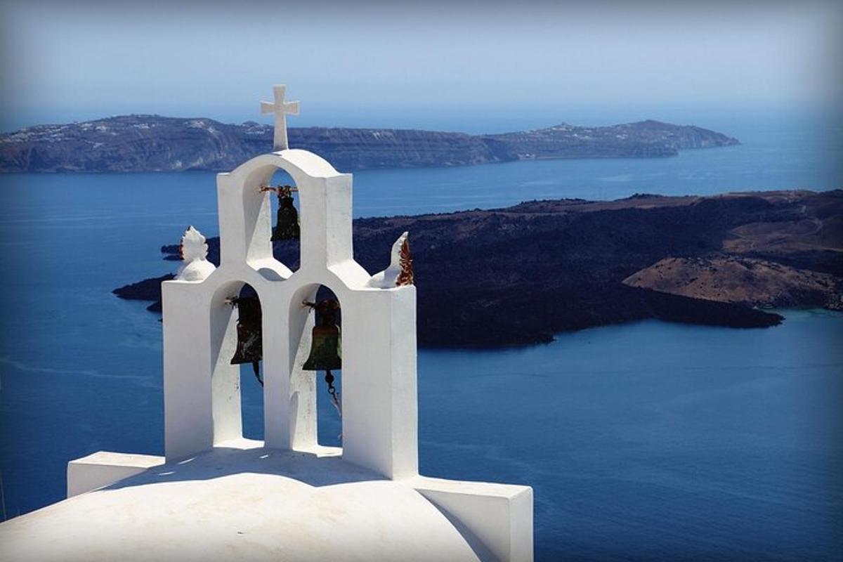 ένας σταυρός στην κορυφή μιας εκκλησίας με θέα στο νερό