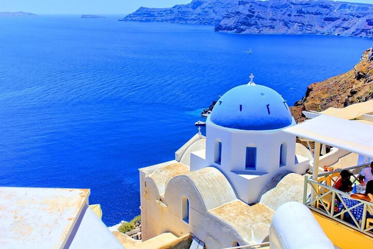 ένα κτίριο με μπλε θόλο στην πλευρά του ωκεανού