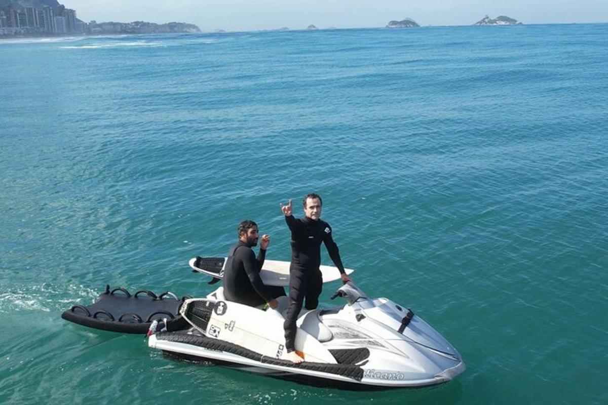 Δύο άντρες με στολές κατάδυσης σε τζετ σκι στο νερό