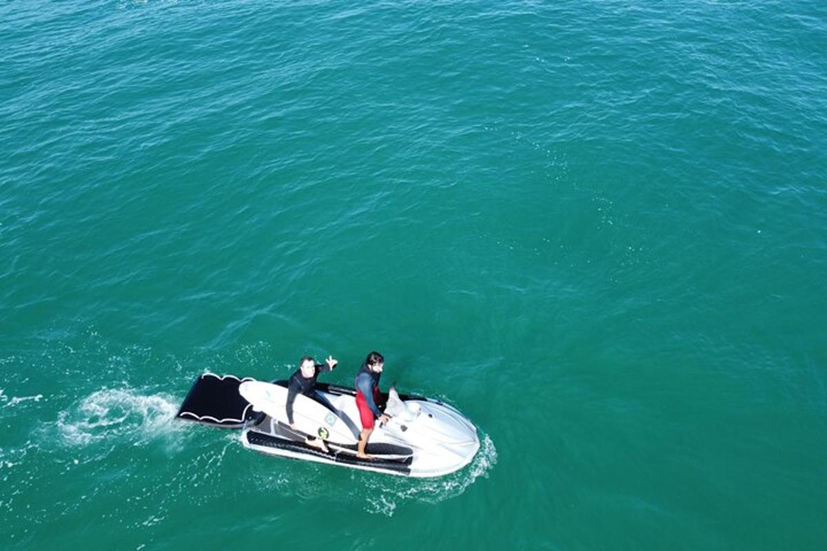 due persone su un motoscafo in acqua