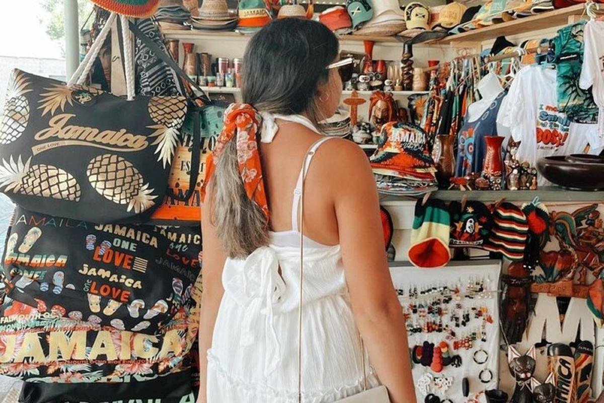 Una mujer con un vestido blanco mirando recuerdos.