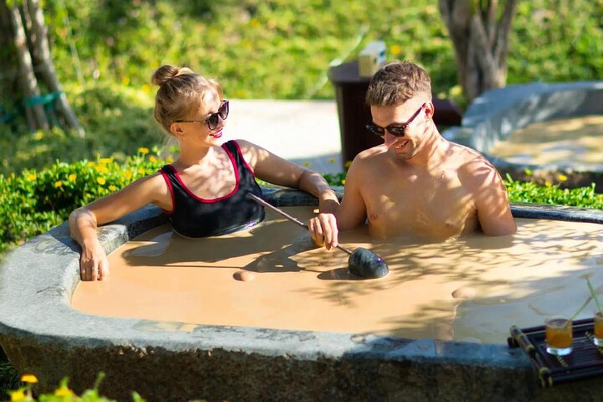 un home i una dona en un jacuzzi amb una taula de surf