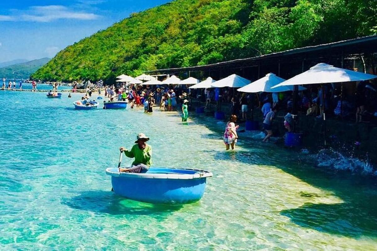 человек в лодке в воде на пляже
