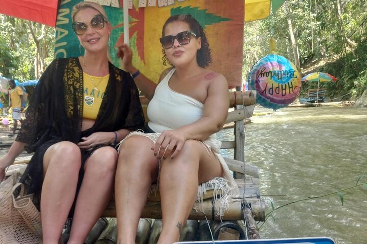 dvě ženy sedící na lavičce na slonovi