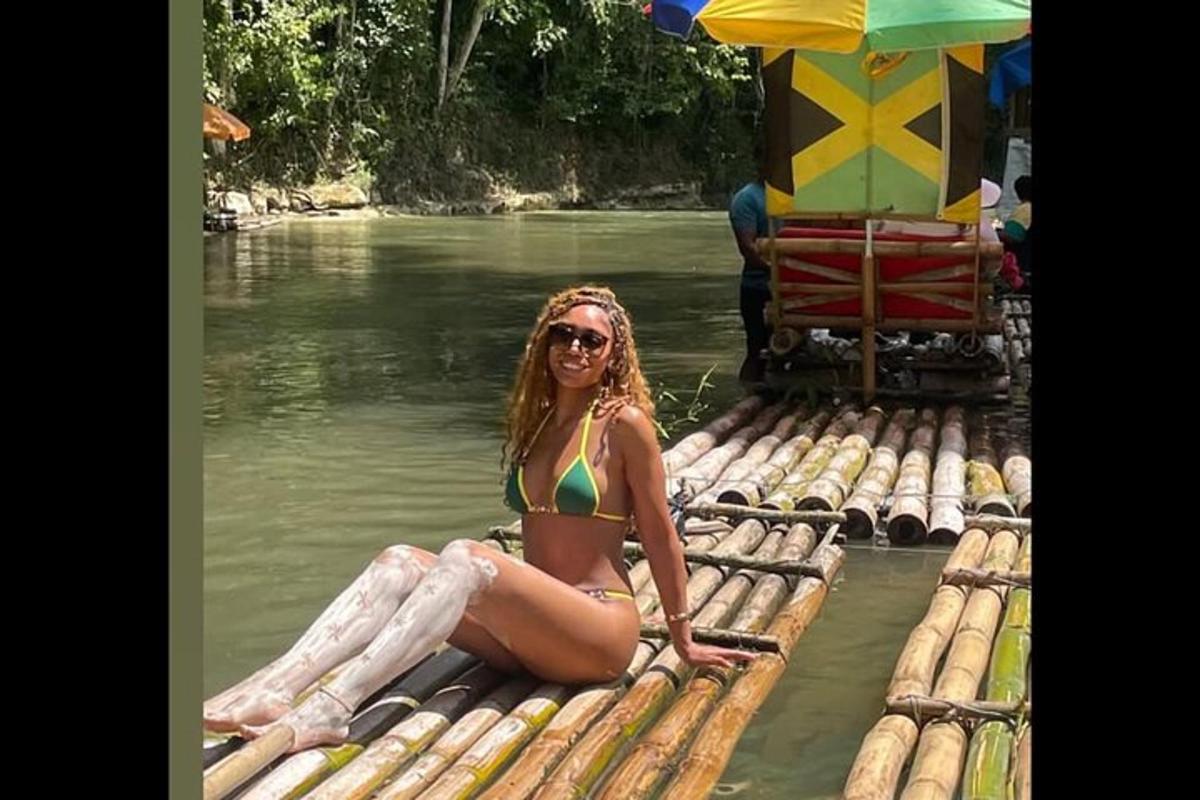 ženska v bikiniju sedi na splavu v vodi