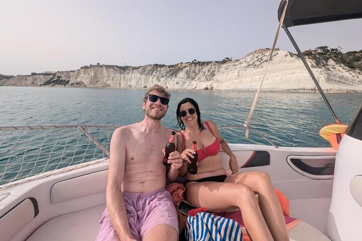 un uomo e una donna seduti su una barca