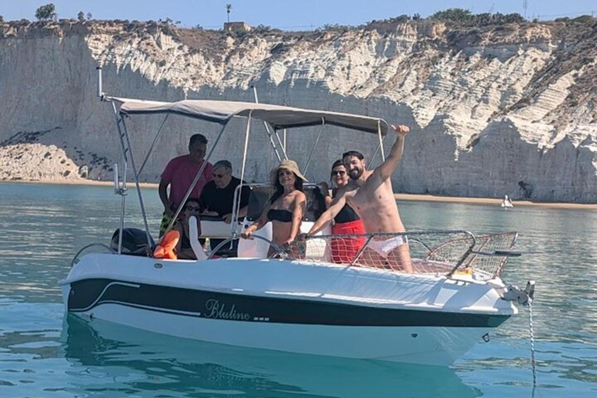 un gruppo di persone su una barca in acqua