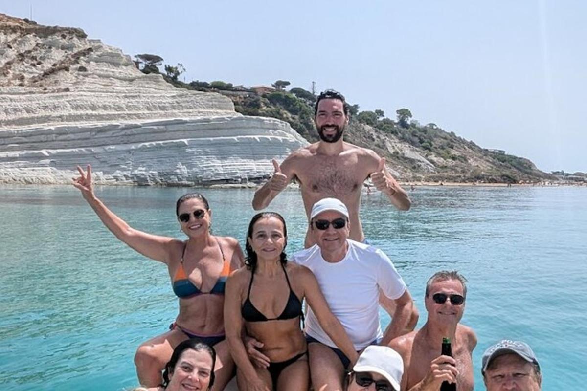 un gruppo di persone in posa per una foto in acqua