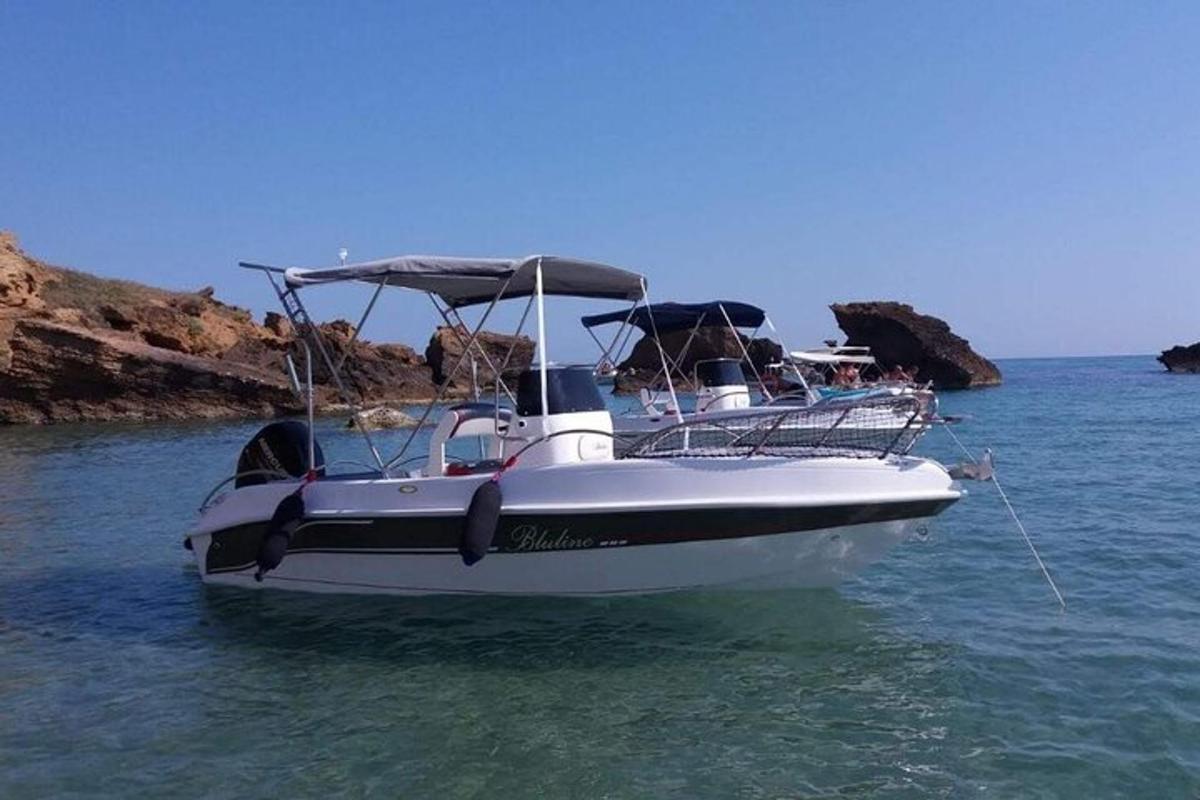 ein weißes Boot im Wasser auf dem Ozean
