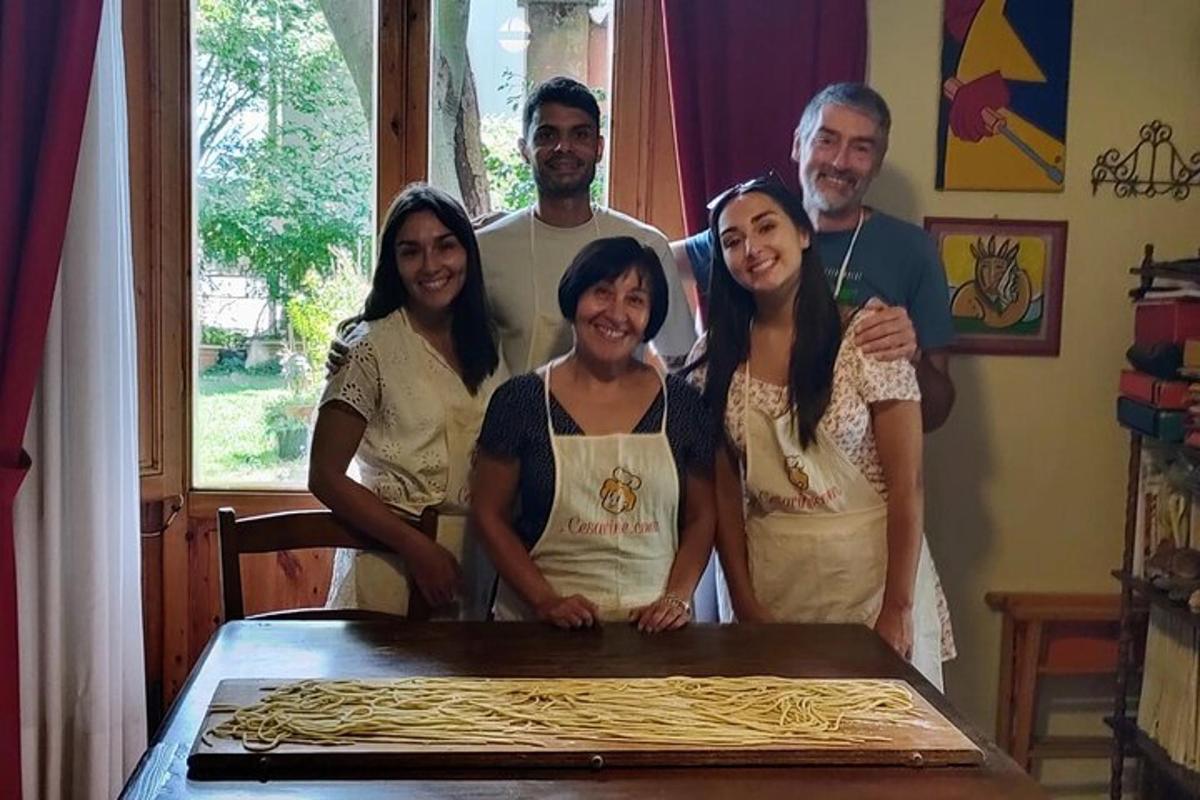 un gruppo di persone in piedi attorno a un tavolo