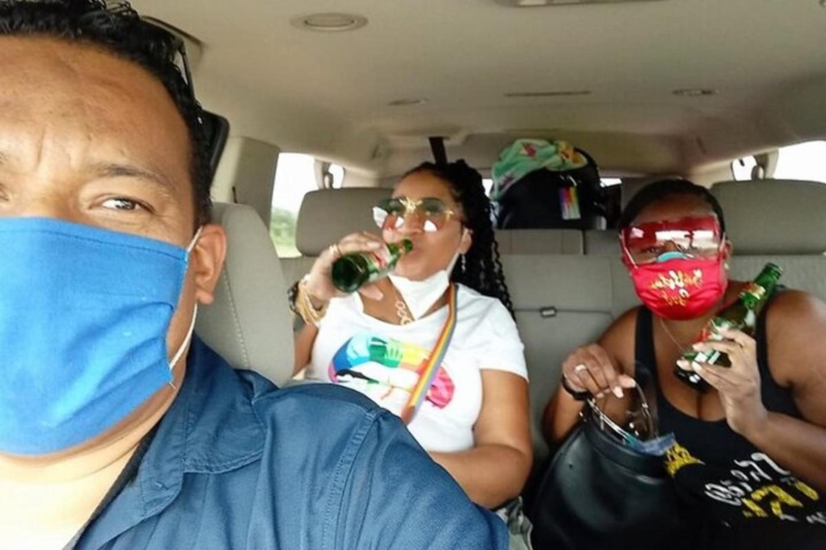 tiga orang di belakang kereta memakai topeng