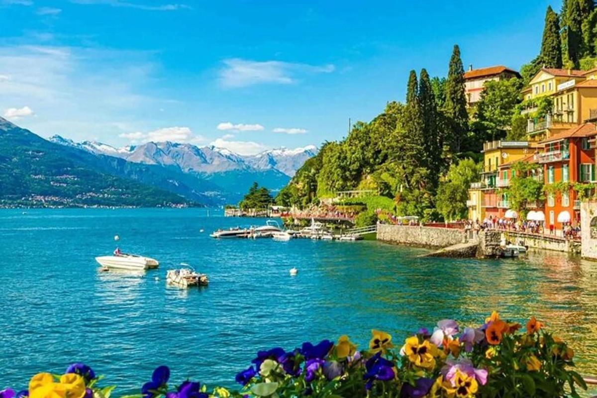 una vista di un lago con edifici e fiori