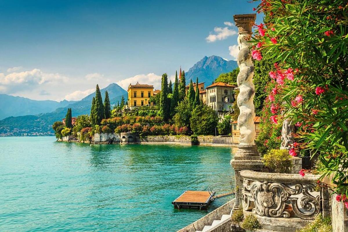 una vista di uno specchio d'acqua con edifici e fiori