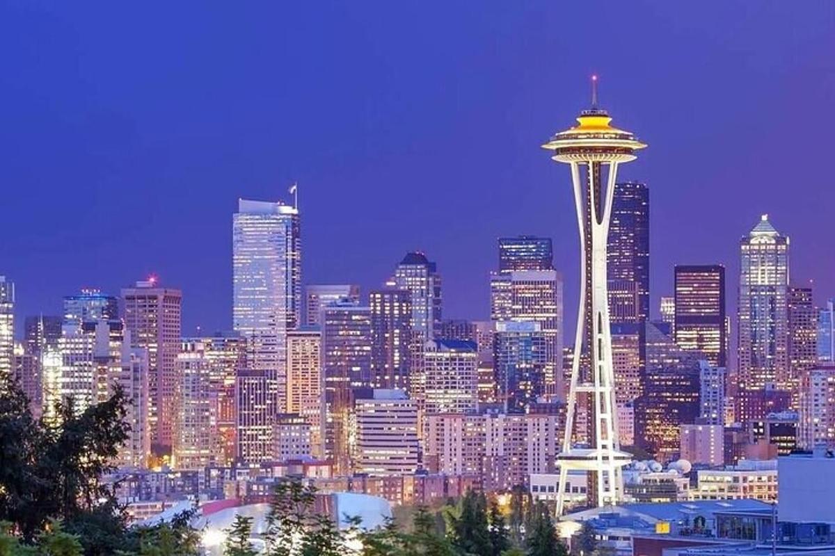 panorama města s vesmírnou věží Space Needle v noci