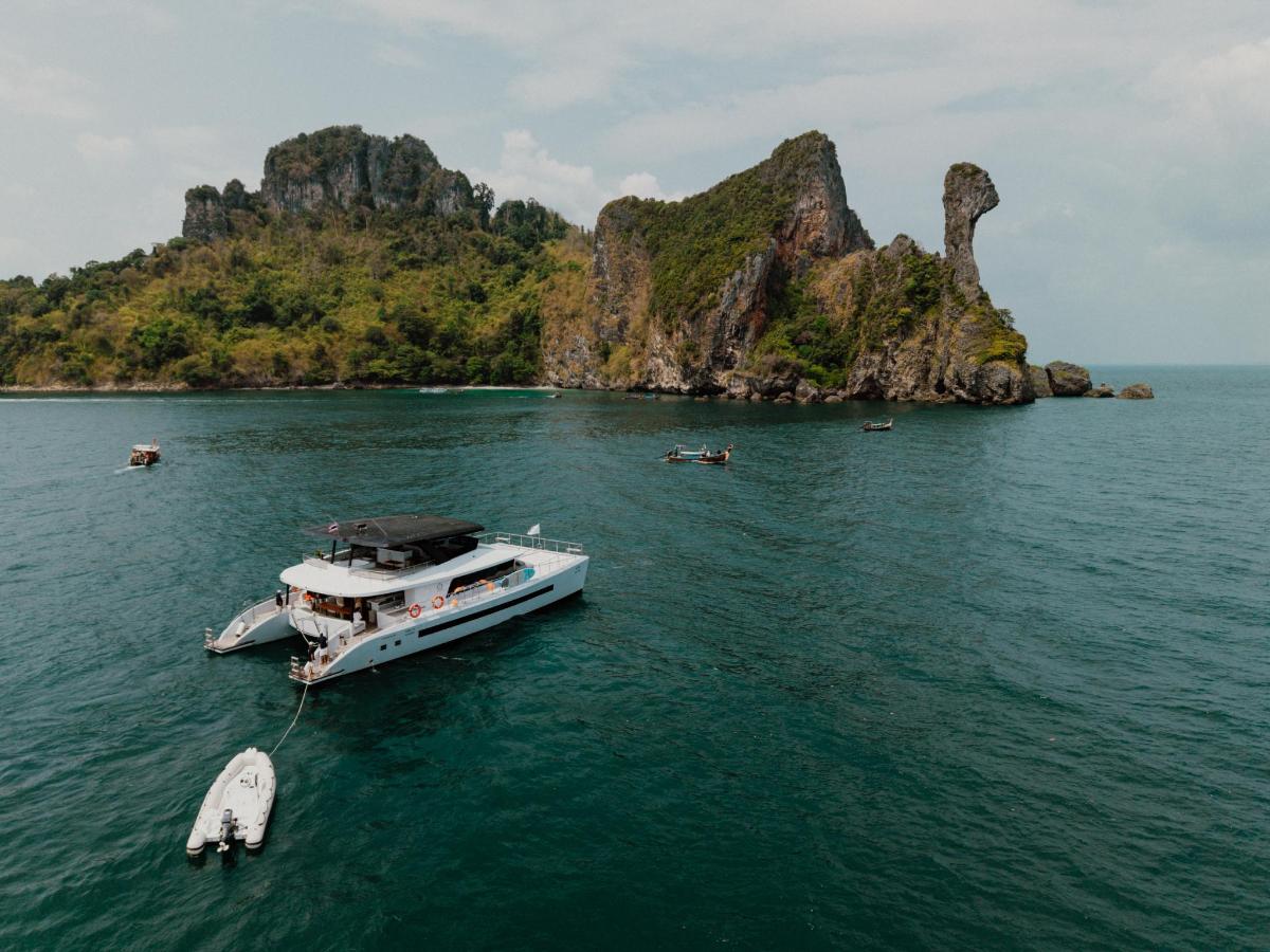 a boat in the water next to a small island