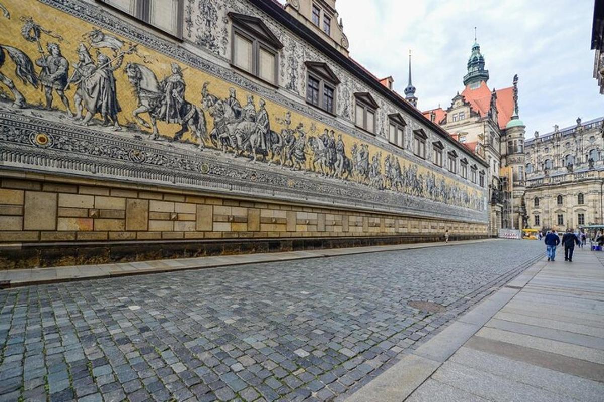 un edificio con mosaicos al costado de una calle