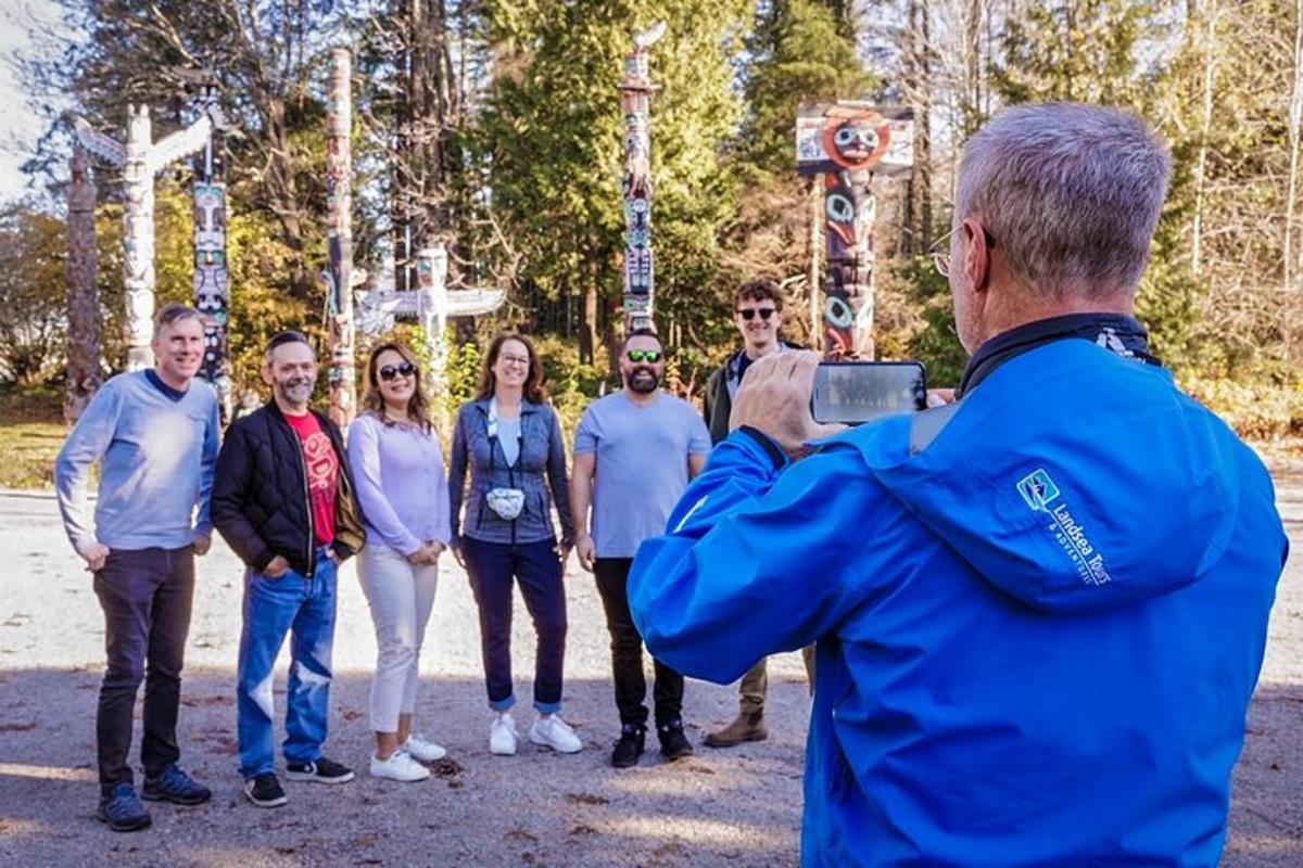 moški, ki fotografira skupino ljudi