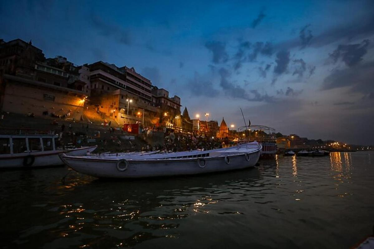 um barco parado na água à noite