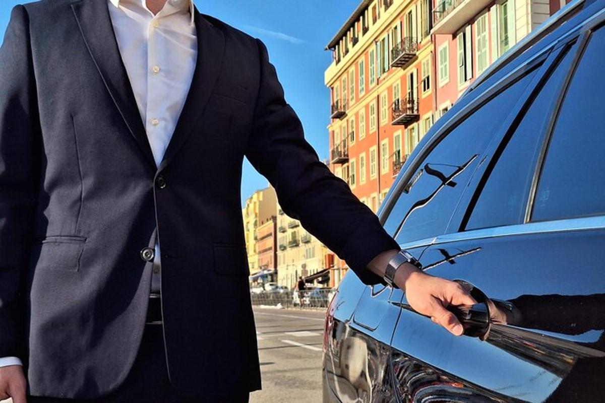 ülikonnas mees seisab auto kõrval
