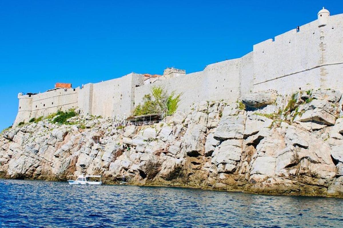 un castello situato in cima a una scogliera vicino all'acqua