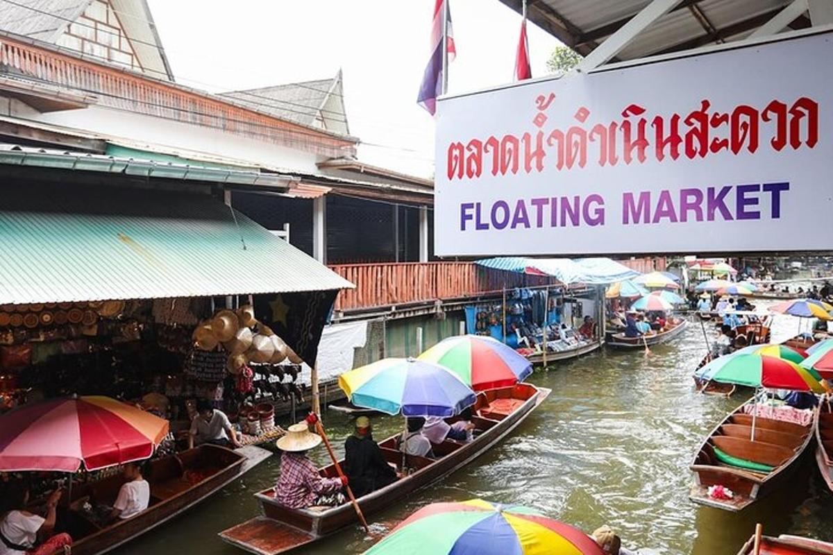sekumpulan orang dalam bot di sungai dengan payung